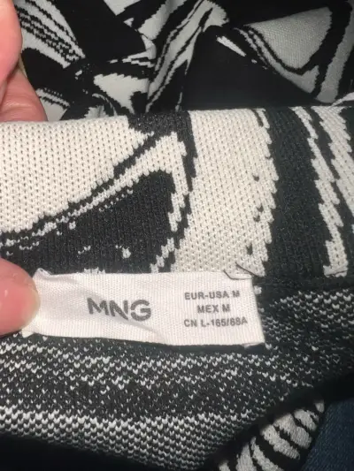 Sweater de diseño abstracto en blanco y negro - miniatura 2
