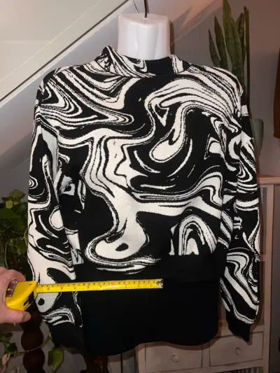 Sweater de diseño abstracto en blanco y negro - miniatura 3