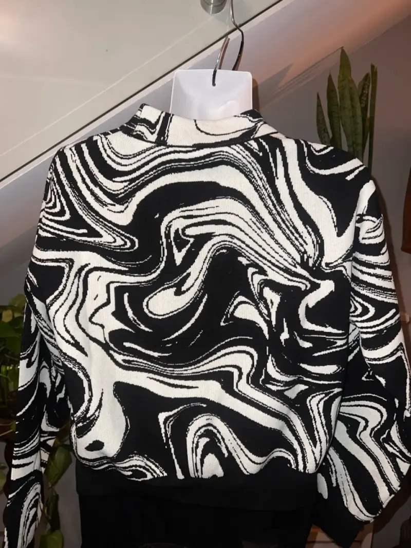 Sweater de diseño abstracto en blanco y negro - 4