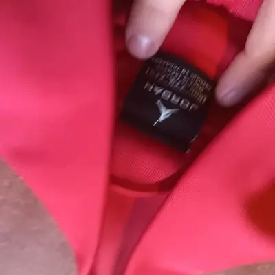 Chaqueta deportiva roja con diseño Jordan - miniatura 2