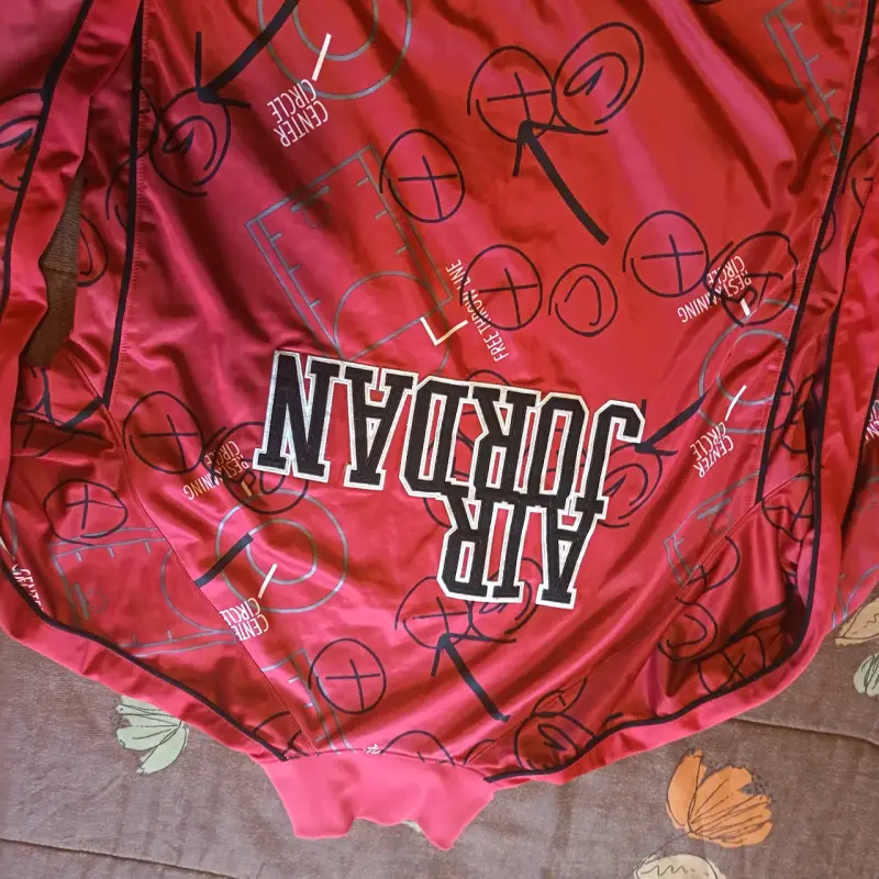 Chaqueta deportiva roja con diseño Jordan - 3