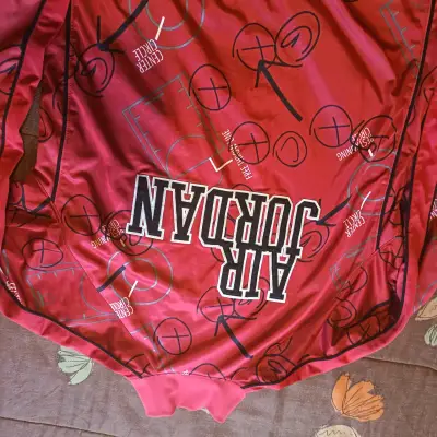 Chaqueta deportiva roja con diseño Jordan - miniatura 3