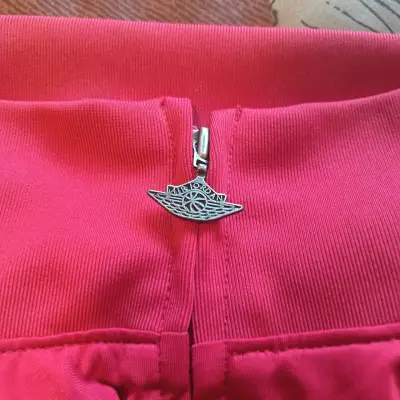 Chaqueta deportiva roja con diseño Jordan - miniatura 4