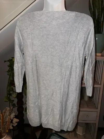 Sweater delgado gris, diseño de corazón brillante - miniatura 3