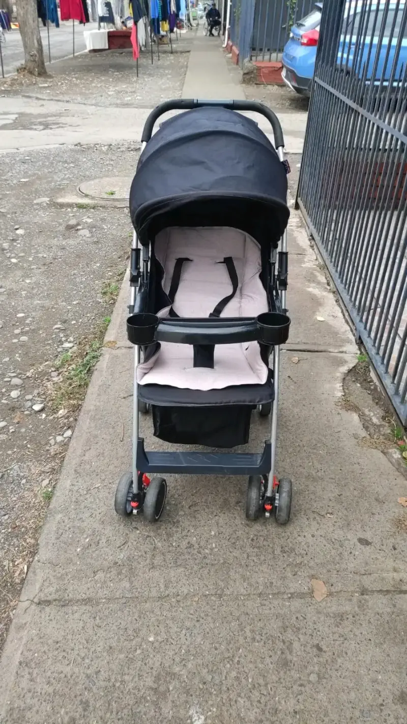 Coche de bebé plegable negro en buen estado - 1