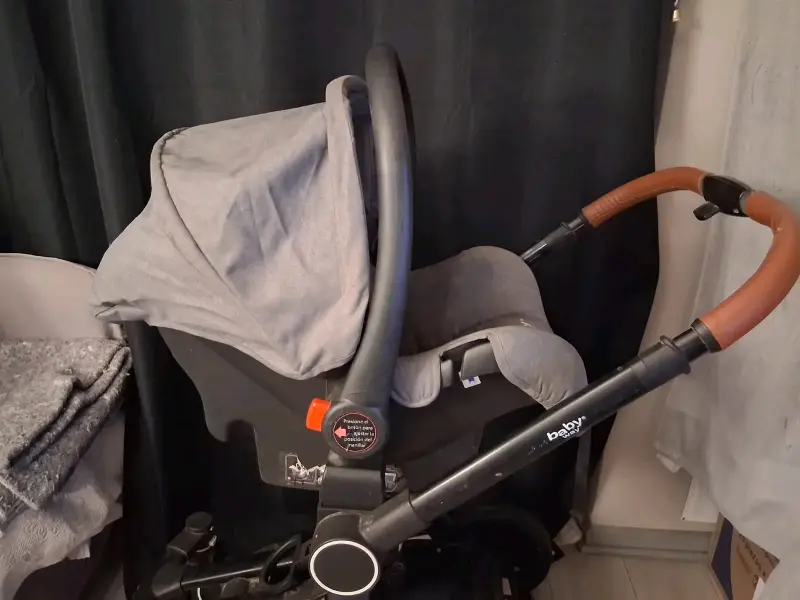 Coche de bebé con silla gris y manillar marrón - 1