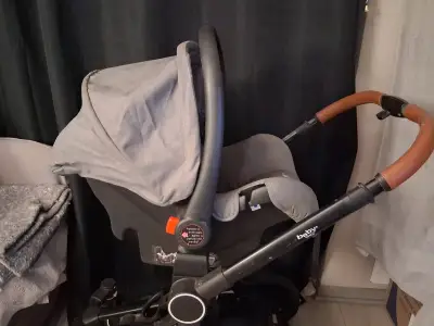 Coche de bebé con silla gris y manillar marrón - miniatura 1