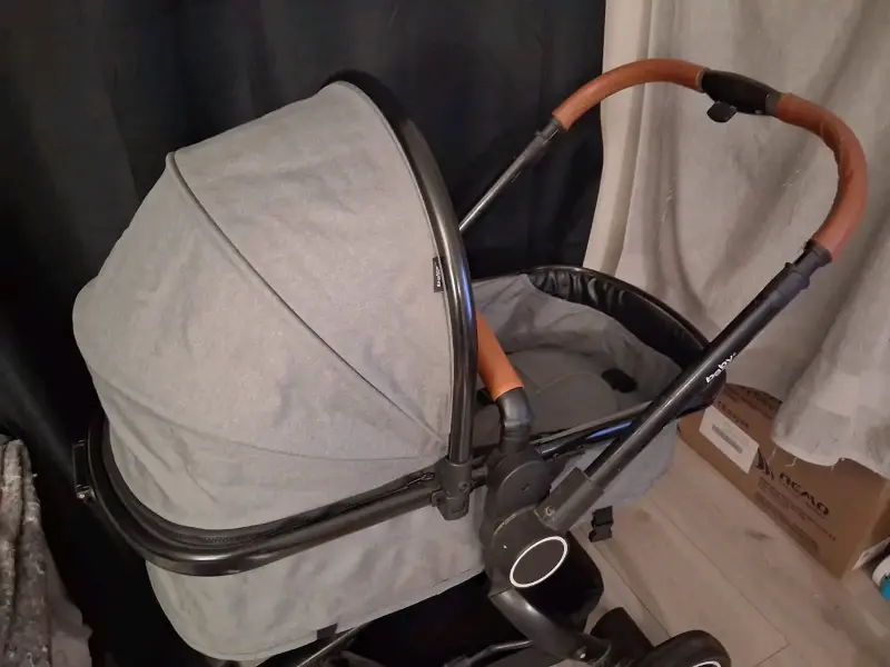 Coche de bebé con silla gris y manillar marrón - 2