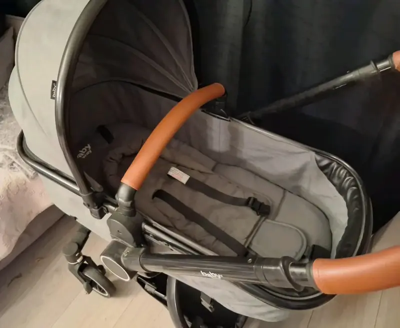 Coche de bebé con silla gris y manillar marrón - 3