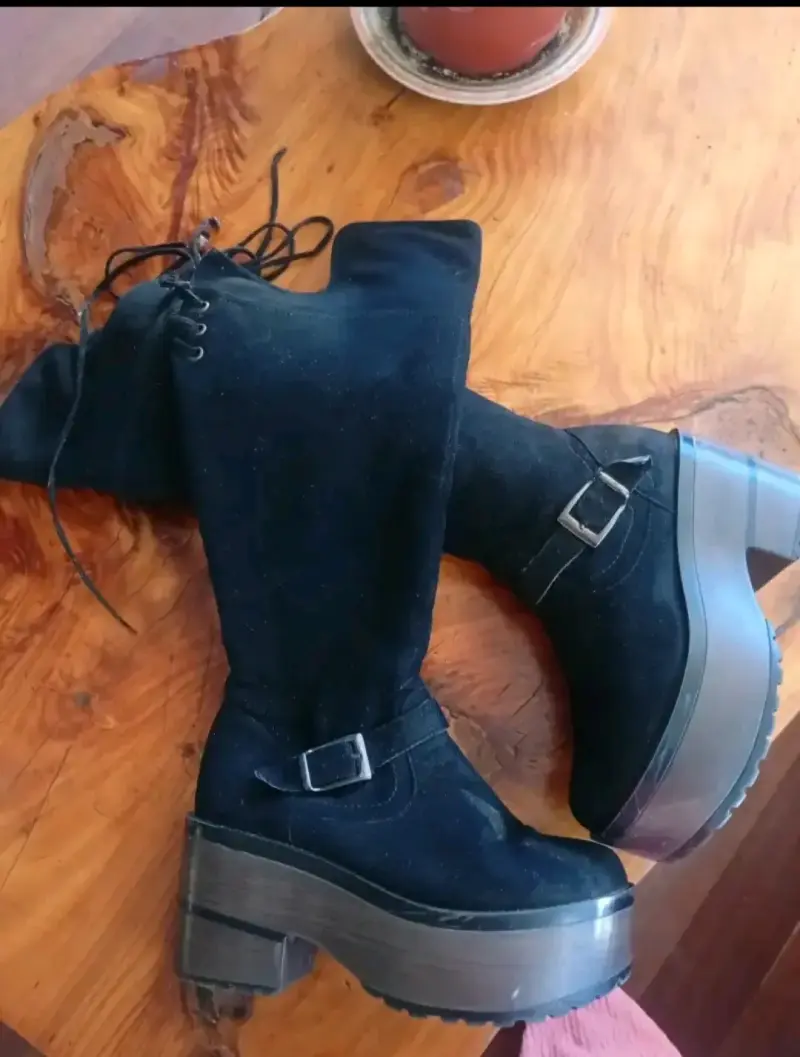 Botas negras de gamuza con plataforma numero 36