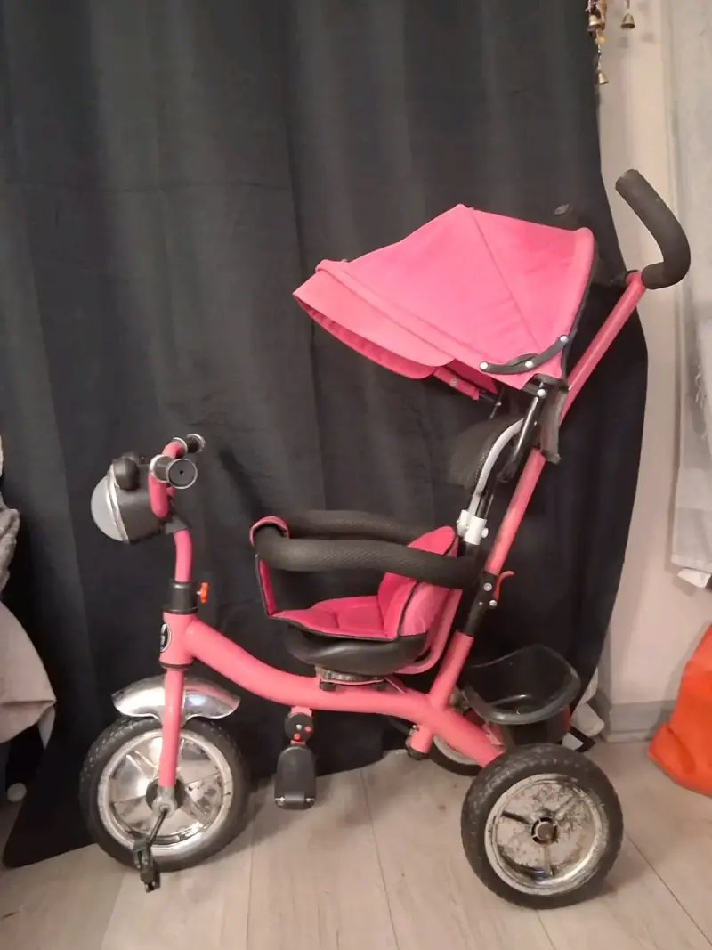 Triciclo infantil rosa con manillar y toldo - 1