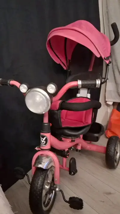 Triciclo infantil rosa con manillar y toldo - miniatura 3