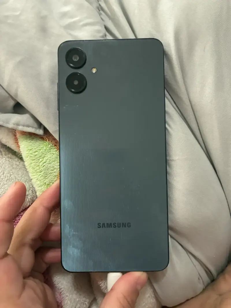 Smartphone Samsung Galaxy A06 en buen estado - 1