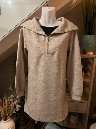 Vestido beige con cierre frontal - miniatura 1
