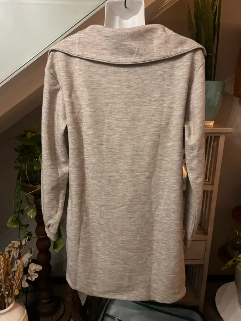 Vestido beige con cierre frontal - 2