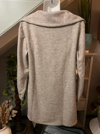 Vestido beige con cierre frontal - miniatura 2