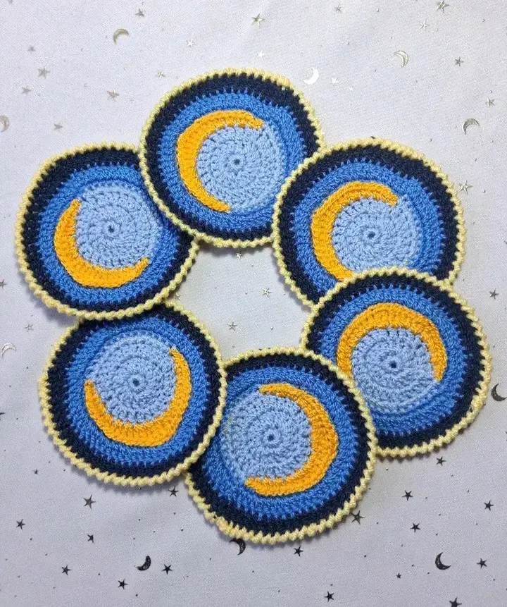 Posavasos tejidos a crochet con diseño lunar
