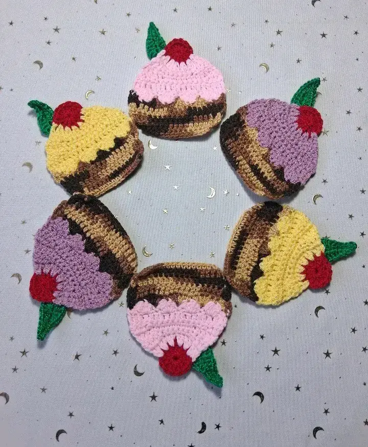 Posavasos tejidos a crochet con diseño de cupcake