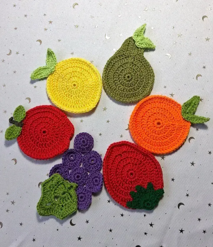 Posavasos tejidos a crochet con diseño de frutas