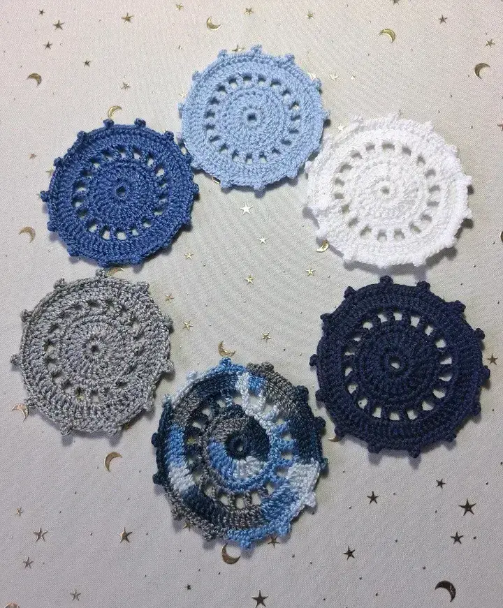 Set de posavasos tejidos a crochet en tonos azules