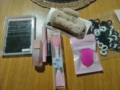 Set de belleza con maquillaje y accesorios - miniatura 1