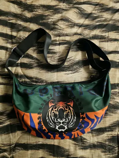 Bolso bandolera con diseño de tigre - miniatura 1