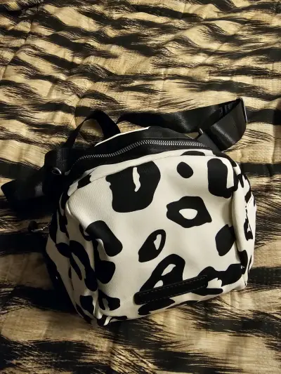 Riñonera estampado animal print blanco y negro - miniatura 1