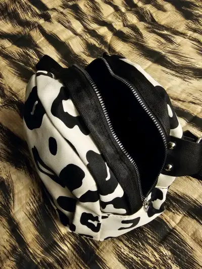 Riñonera estampado animal print blanco y negro - miniatura 3