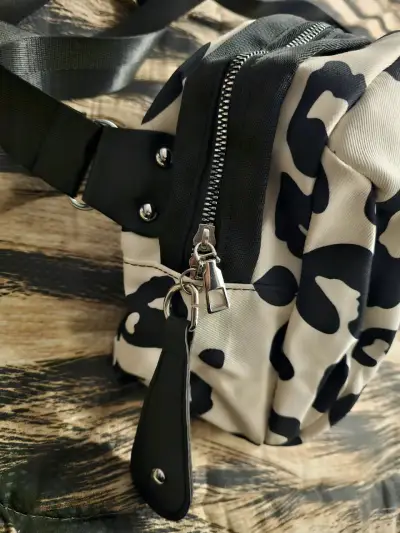 Riñonera estampado animal print blanco y negro - miniatura 4