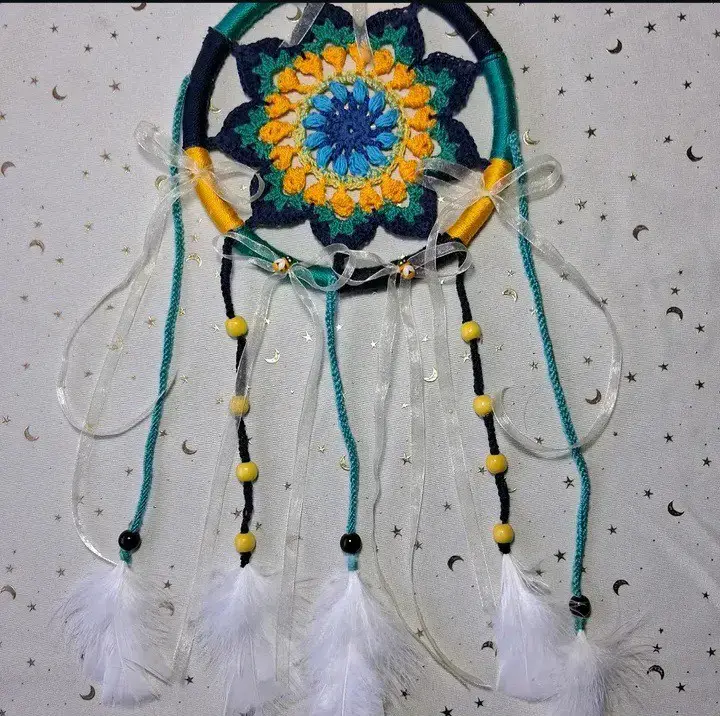 Atrapasueños artesanal con plumas y cuentas - 1