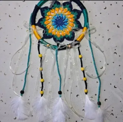 Atrapasueños artesanal con plumas y cuentas - miniatura 1