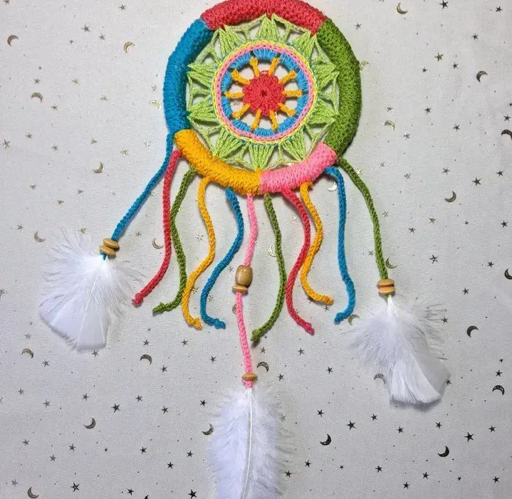 Atrapasueños artesanal con plumas y cuentas - 2