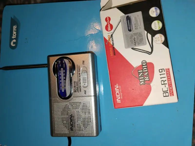 Radio portátil AM/FM a pilas AA compacta - 1