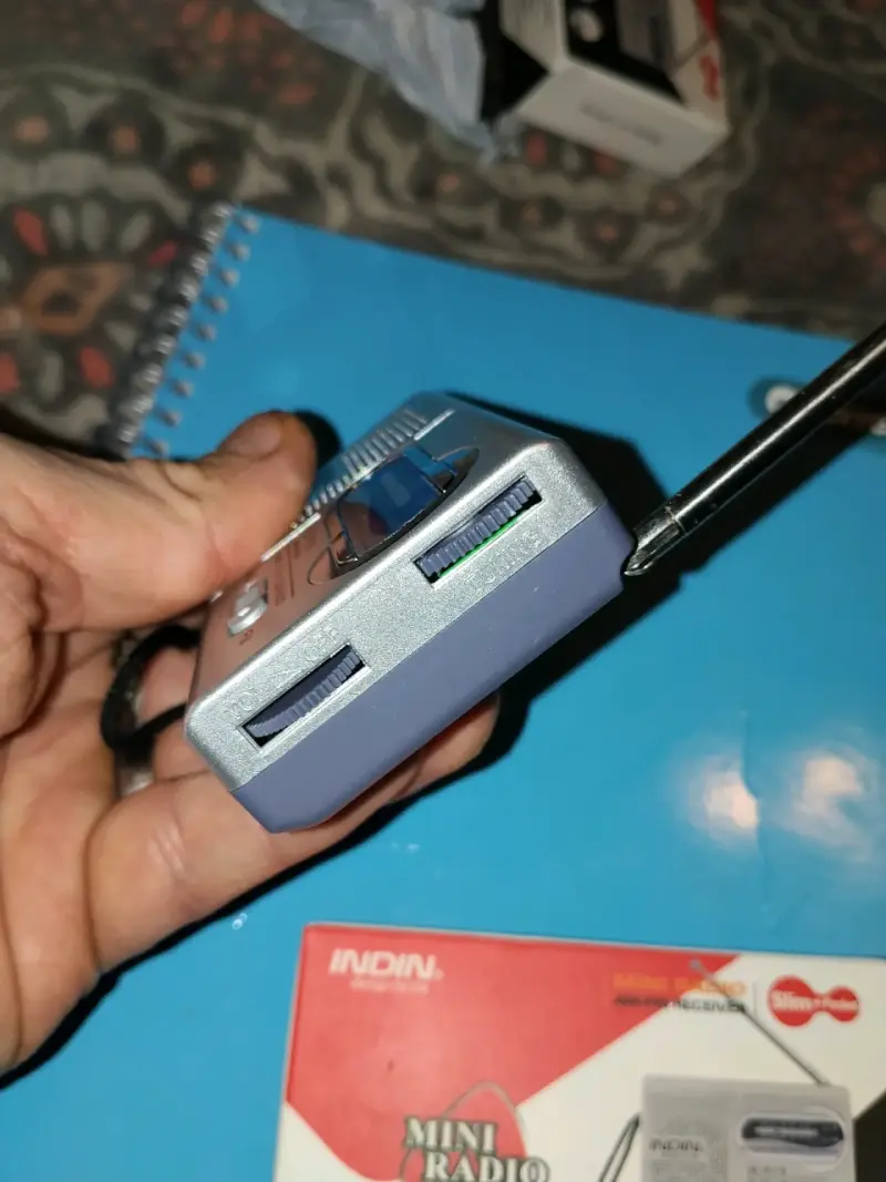 Radio portátil AM/FM a pilas AA compacta - 3