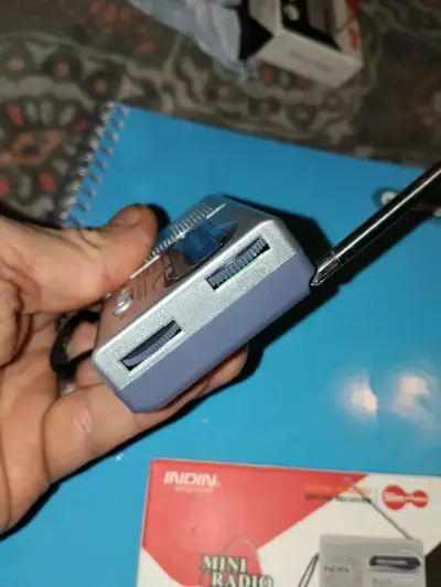 Radio portátil AM/FM a pilas AA compacta - miniatura 3
