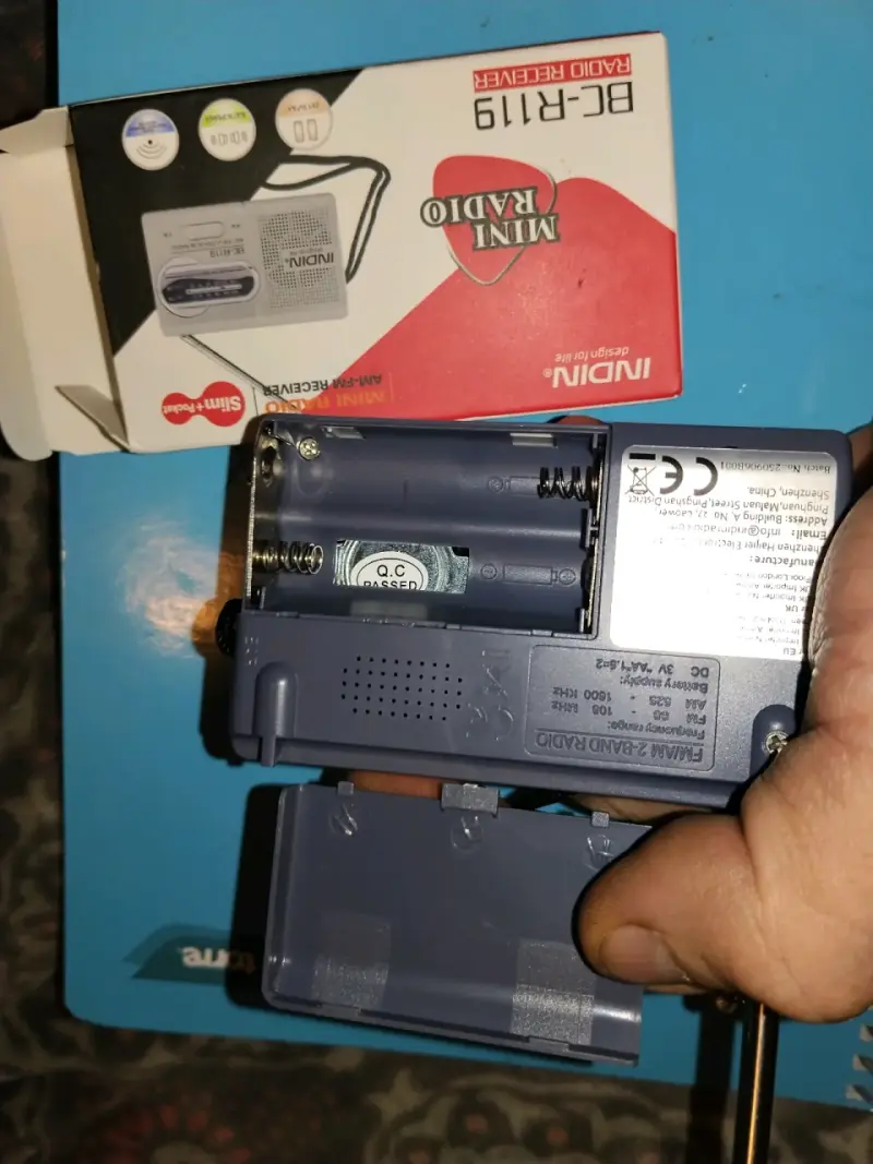 Radio portátil AM/FM a pilas AA compacta - 4