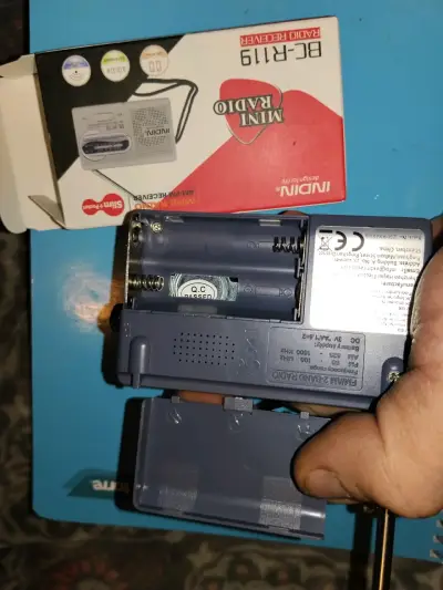 Radio portátil AM/FM a pilas AA compacta - miniatura 4