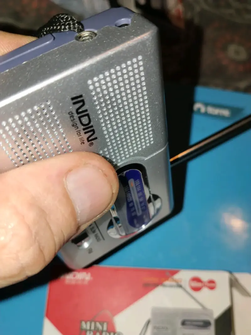 Radio portátil AM/FM a pilas AA compacta - 6