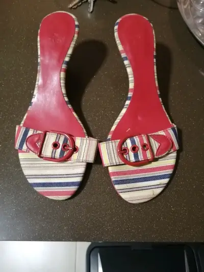 Sandalias de tacón bajo rayadas con hebilla roja - miniatura 1