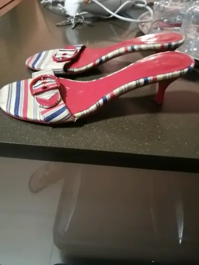 Sandalias de tacón bajo rayadas con hebilla roja - miniatura 2