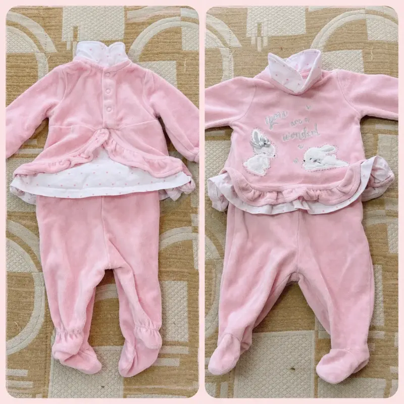 Conjunto de bebé rosado con diseño de conejitos