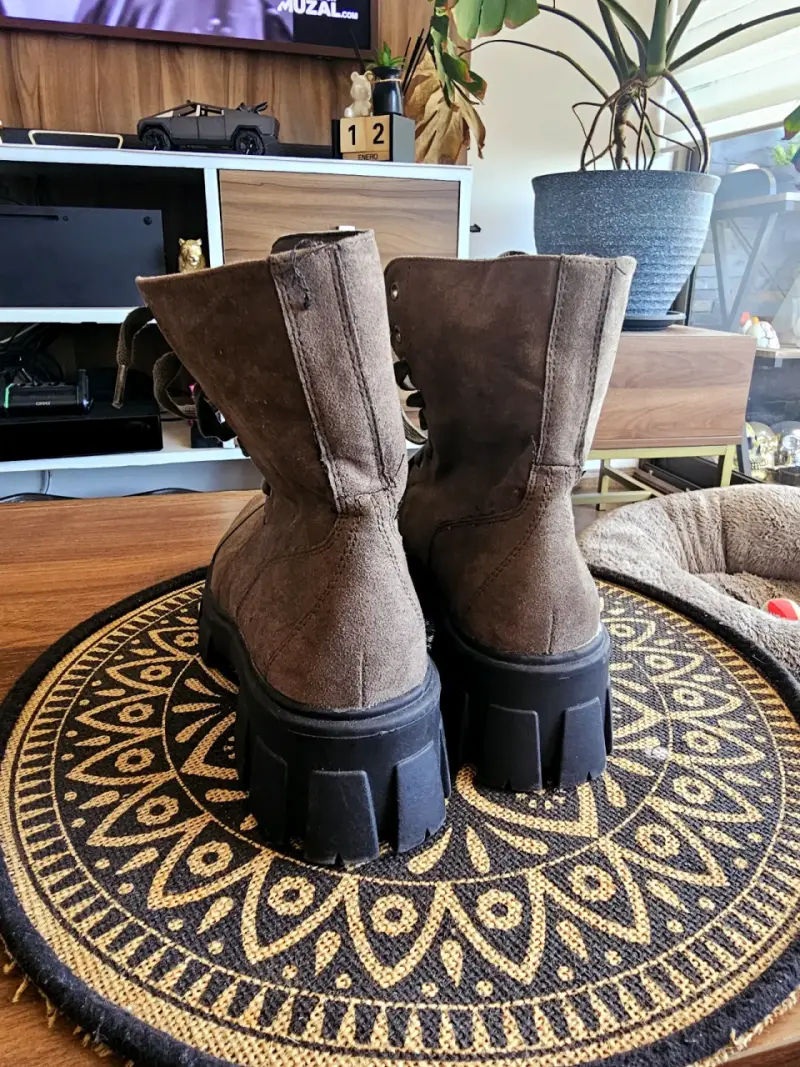 Botines de gamuza marrón con suela gruesa - 2