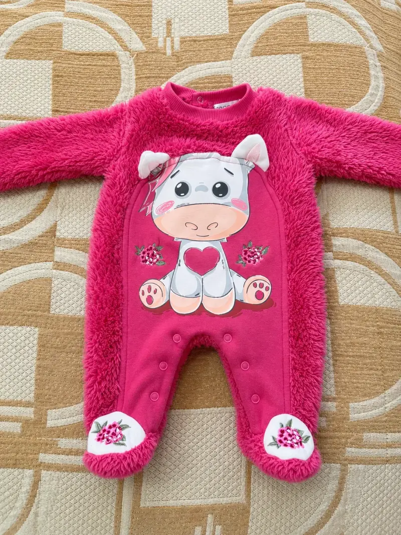 Enterito de bebé rosado con diseño de vaca