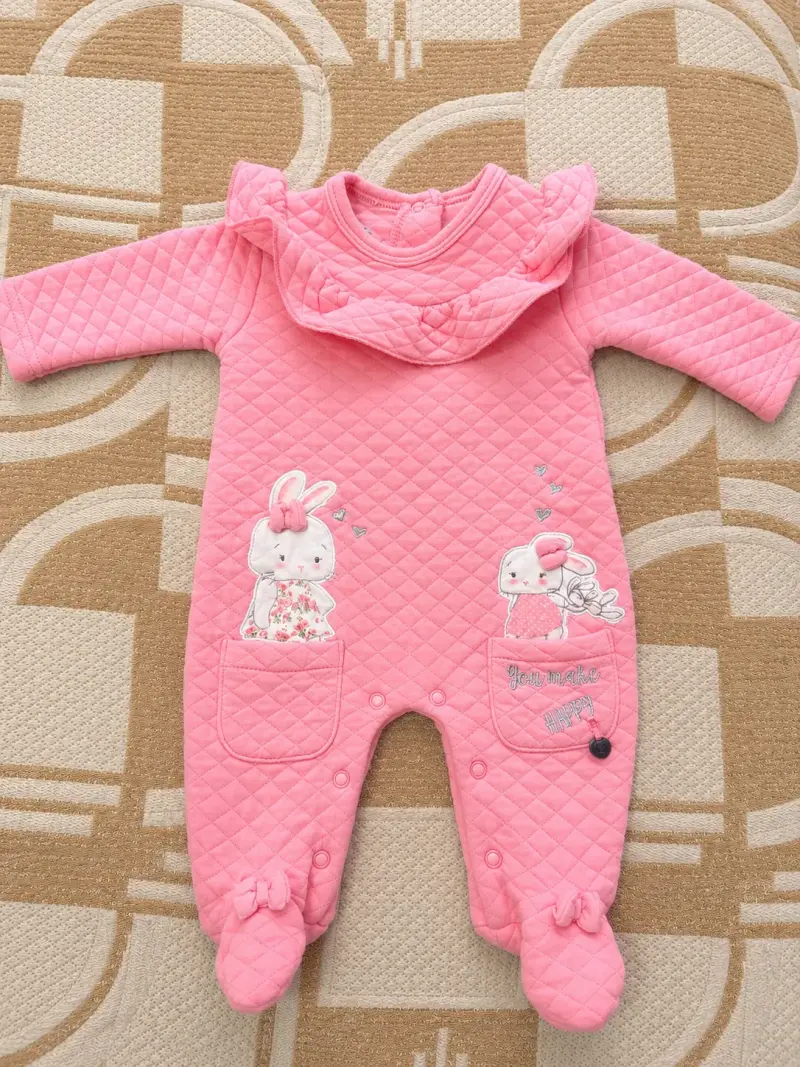 Enterito de bebé rosado con diseño de conejitos