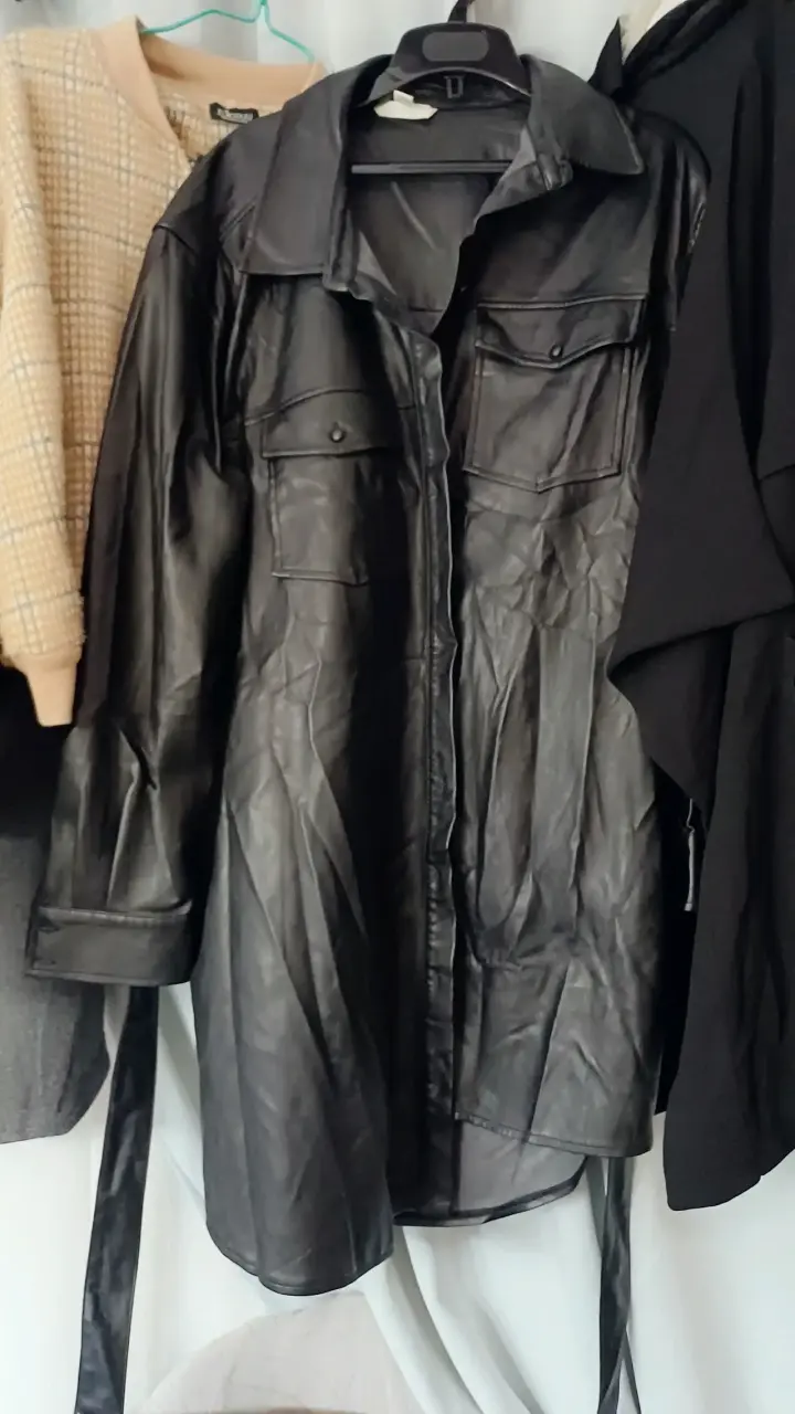 Abrigo de cuero negro para mujer
