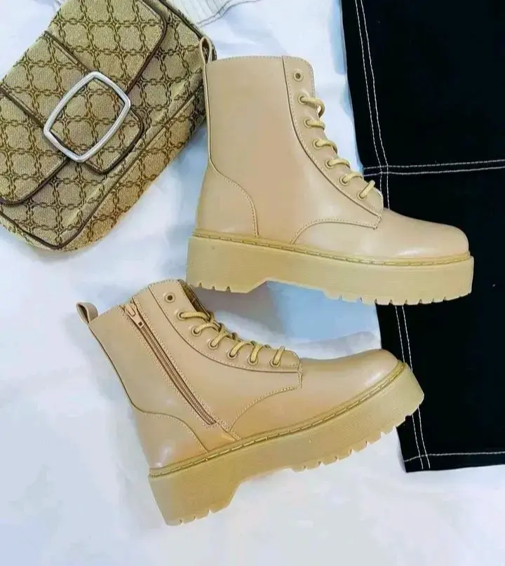 Botines beige con plataforma y cierre lateral