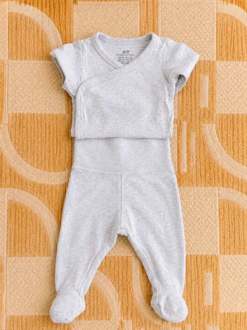 Conjunto de bebé gris H&M de algodón orgánico
