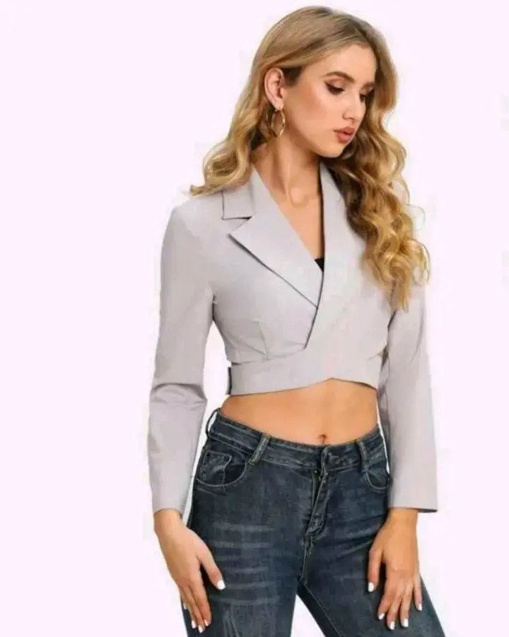 Blazer corto gris para mujer elegante - 1