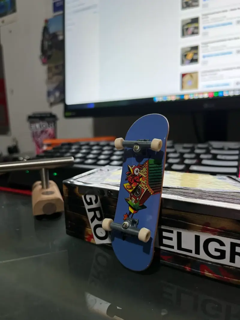Fingerboard Tech Deck con diseño gráfico - 1