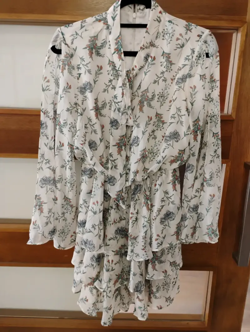 Vestido floral blanco con volantes